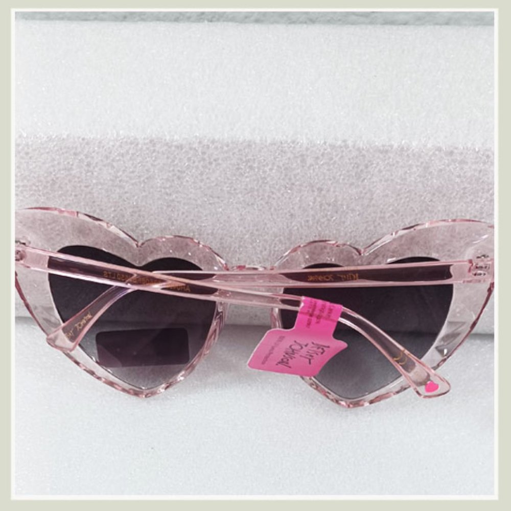 💖🕶️✨ Betsey Johnson Faceted Heart Sunglasses – Pink Oversized Frames - Picture 5 of 7